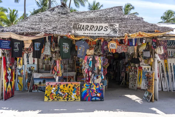 Doğu Afrika 'daki Tanzanya, Zanzibar adasındaki plajda turistler için Afrika mağaza kıyafetleri ve hediyelik eşya manzarası — Stok fotoğraf
