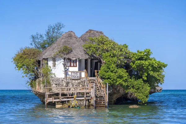 O restaurante Rock na maré alta na ilha de Zanzibar, Tanzânia, África Oriental — Fotografia de Stock