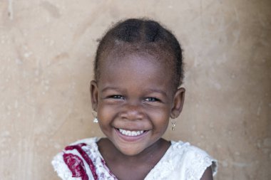 Doğu Afrika, Tanzanya 'daki Zanzibar adasının bir sokağındaki Afrikalı genç kız.