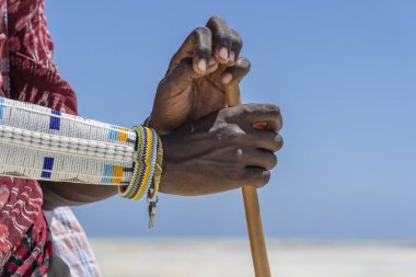 Kabile masajı eli renkli bir bilezik ile, yakın plan. Zanzibar, Tanzanya, Afrika