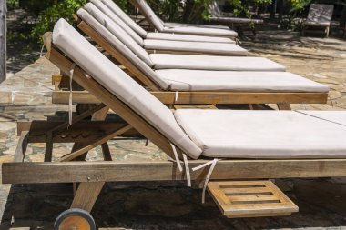 Zanzibar, Tanzanya, Doğu Afrika 'daki tropikal bir tatil köyündeki havuz kenarındaki şezlonglara yakın.