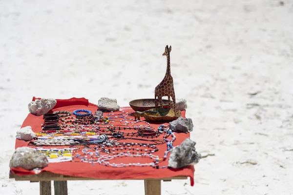 Souvenir africano artesanal o artesanal para vender a los turistas en la playa tropical en la isla Zanzíbar, Tanzania, África Oriental — Foto de Stock