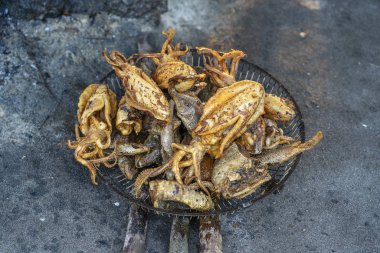 Doğu Afrika 'nın Zanzibar adasındaki yerel bir sokak pazarında ızgara kalamar ve balık satılıyor.