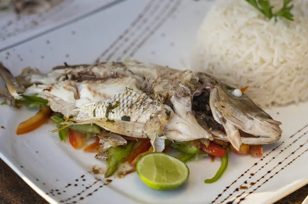 Gegrilde zeevissen met verse groenten en rijst, close-up — Stockfoto