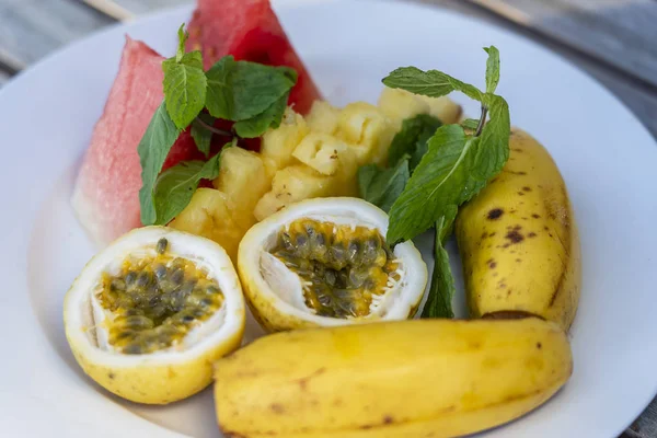 Frutas tropicales en un plato blanco, de cerca — Foto de Stock