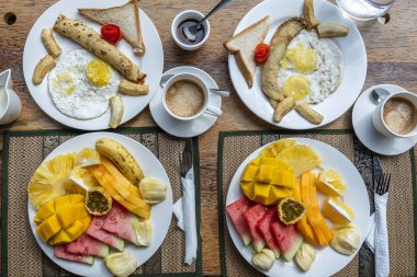Plajda iki kişilik meyve, kahve ve omlet ve muzlu krep.