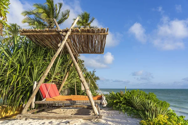 Holzschaukel unter einem Baldachin am tropischen Strand in Meeresnähe, Insel Sansibar, Tansania, Ostafrika — Stockfoto