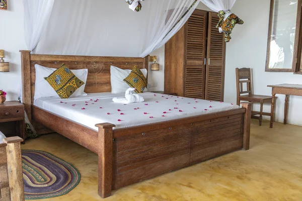 Decoración de diseño de interiores decoración de lujo Mostrar casa villa de vacaciones dormitorio con cama con dosel. Diseño interior de la villa tropical en el mar en la isla de Zanzíbar, Tanzania, África — Foto de Stock