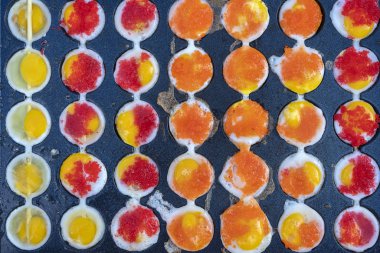 Tayland usulü kızarmış bıldırcın yumurtası. Bu aperatif Tayland 'ın en popüler sokak yemekleri arasındadır.