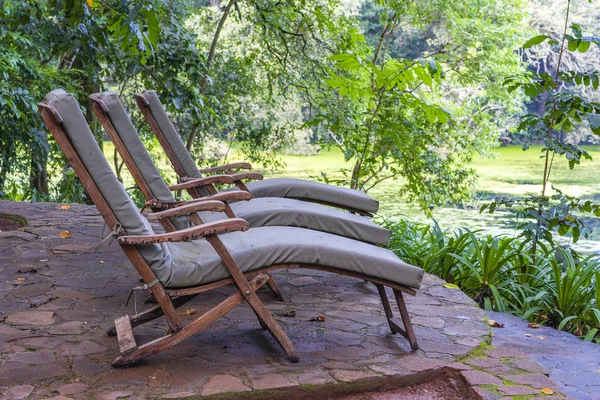 Três espreguiçadeiras aconchegantes no terraço do jardim tropical. Tanzânia, África, imagens grande plano — Fotografia de Stock