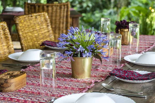 Serviert Tisch und Rattanstühle auf einer leeren Restaurantterrasse. Tansania, Afrika — Stockfoto