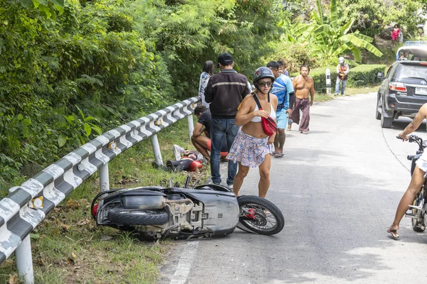 Accidente de motocicleta que ocurrió en la carretera en la isla tropical Koh Phangan, Tailandia. Accidente de tráfico entre una motocicleta en la calle — Foto de Stock