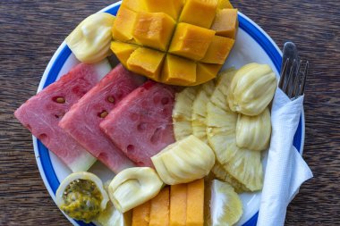 Kahvaltı tabağında tropikal meyveler, yakın çekim, üst manzara