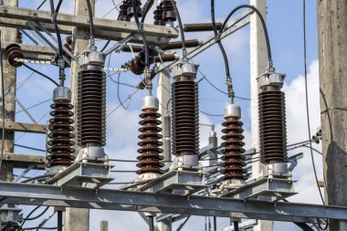 Bir güç santralinde yüksek voltajlı elektrik yalıtımı