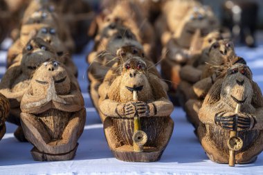 Hindistan cevizi kabuğundan yapılmış oyuncak bebek heykeli, Tayland 'daki yerel sokak pazarında hindistan cevizinden yapılmış.