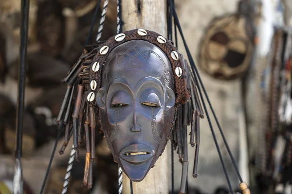 Máscaras de madera africanas tradicionales colgando en venta en el mercado callejero en la isla de Zanzíbar, Tanzania, África, de cerca — Foto de Stock