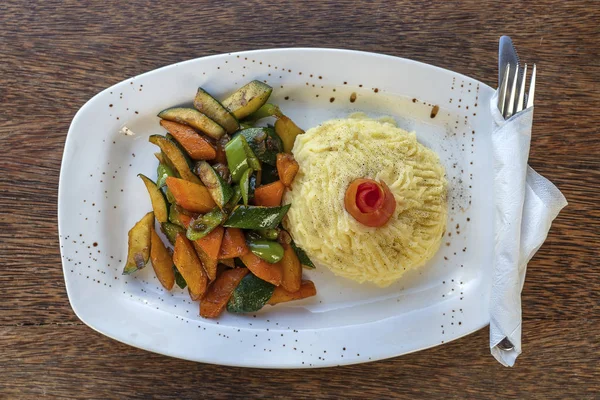 Burgonyapüré sült zöldséggel, fehér tányéron. — Stock Fotó