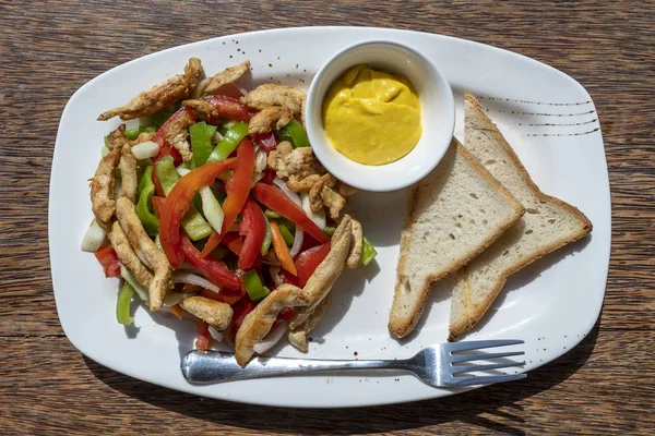 Pieczony filet z kurczaka z warzywami i chlebem na białym talerzu, zbliżenie — Zdjęcie stockowe