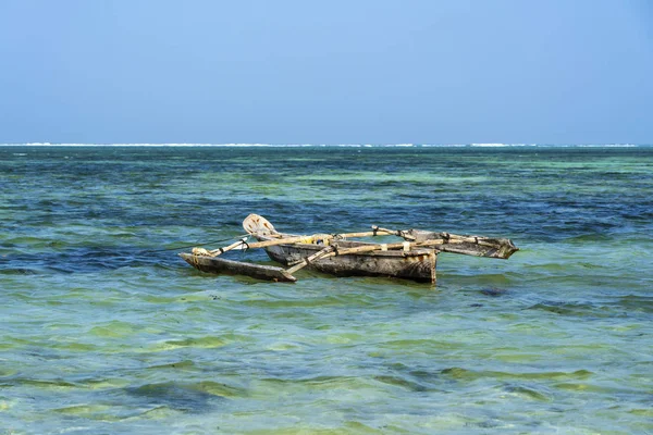 Fishing boats in the sea on the island of Zanzibar, Tanzania, East Africa. Travel and nature concept — ストック写真