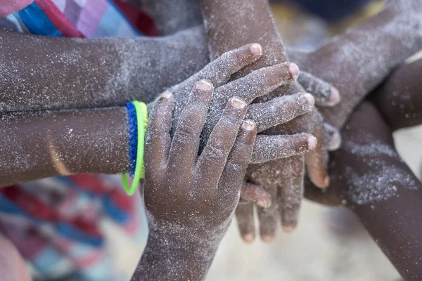 Многие африканские дети держатся за руки на песчаном пляже, Танзания, Африка — стоковое фото