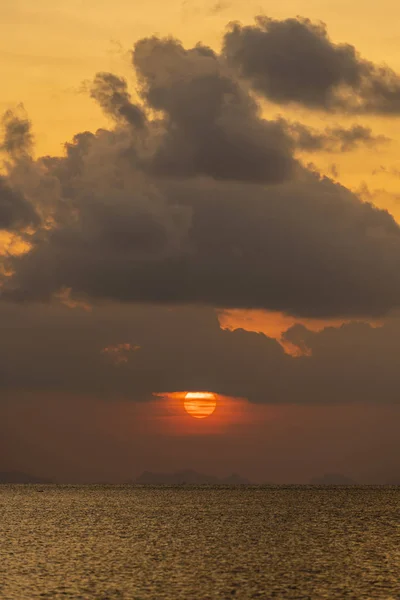 Tayland 'daki Koh Phangan adasında deniz suyunun üzerinde güzel bir günbatımı. Seyahat ve doğa kavramı — Stok fotoğraf