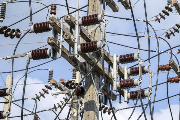 Isolamento elettrico ad alta tensione in una sottostazione elettrica — Foto Stock