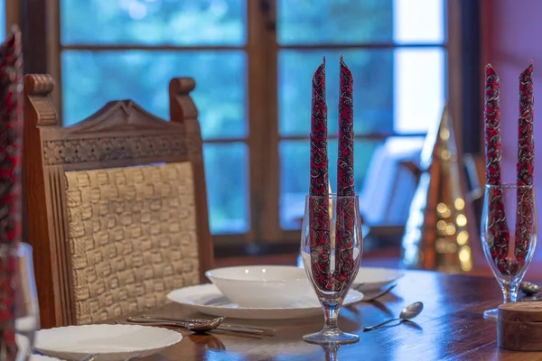 Serveer een eettafel in een restaurant. Gezellige restaurant tafel dekken. — Stockfoto