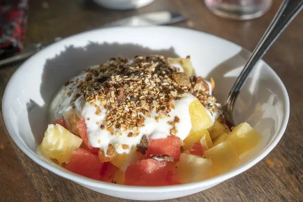 Υγιές χορτοφαγικό μπολ πρωινού με γιαούρτι, δημητριακά μούσλι, καρπούζι και ανανά — Φωτογραφία Αρχείου