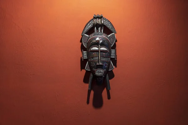 Taş duvar zemininde tahta Afrika maskesi, Tanzanya, Afrika. Kapat. — Stok fotoğraf