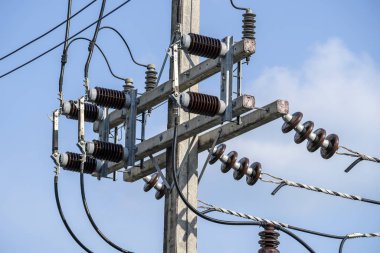 Bir güç santralinde yüksek voltajlı elektrik yalıtımı