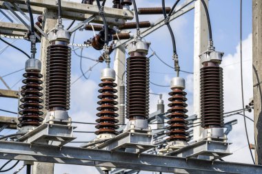 Bir güç santralinde yüksek voltajlı elektrik yalıtımı
