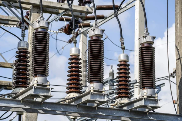 Isolamento elettrico ad alta tensione in una sottostazione elettrica — Foto Stock