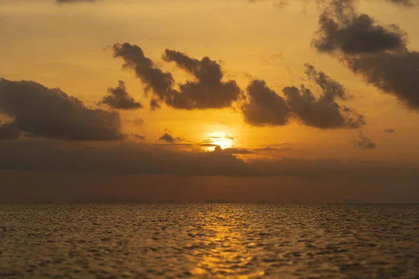 Hermosa puesta de sol sobre el agua del mar en la isla de Koh Phangan, Tailandia. Concepto de viaje y naturaleza — Foto de Stock