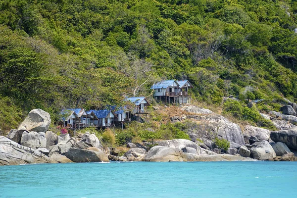 Hermosa bahía con árboles verdes y viejos bungalows de madera en la montaña y el agua de mar, Tailandia —  Fotos de Stock