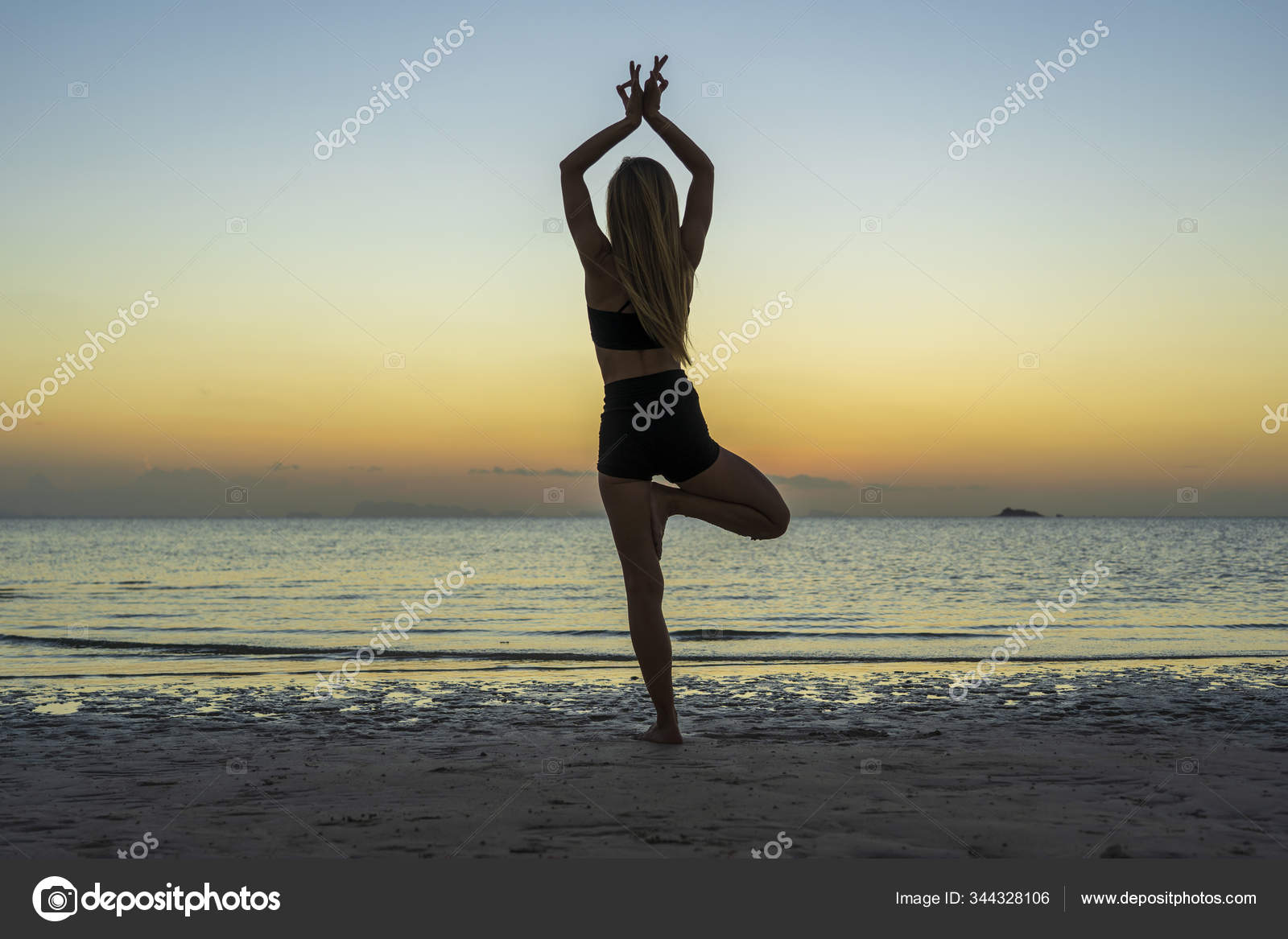 Mulher praticando ioga na praia ao pôr do sol fotos, imagens de