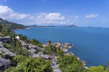 Tayland 'daki Koh Samui adasının manzarası çok güzel. Seyahat ve doğa kavramı. Deniz suyu, dağlar ve beyaz bulutlu mavi gökyüzü.