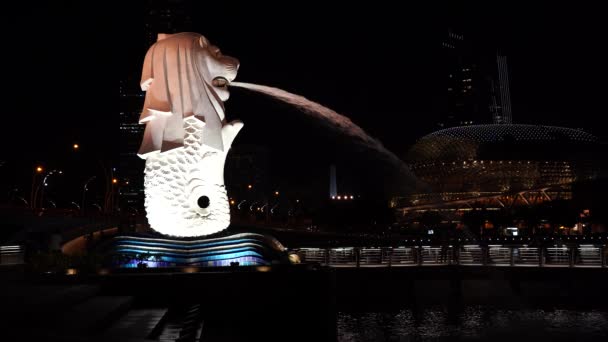 Singapore City Singapore February 2020 Merlion Statue Spraying Water Its — Stock Video