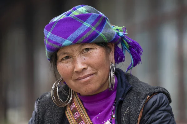越南萨帕 2020年3月2日 身披传统服装和珠宝的苗族妇女在越南北部萨帕地区等待游客在街上出售手工艺品 — 图库照片