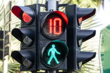 Singapur caddesinde yeşil yaya figürlü bir şehrin trafik ışıkları, kapatın.