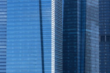 Singapur sokaklarında yüksek cam gökdelenler. Ofis pencerelerinin arka planı, kapat