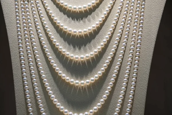 Белый Жемчуг Роскошное Ожерелье Шее Стенд Дисплей Манекене Закрыть — стоковое фото