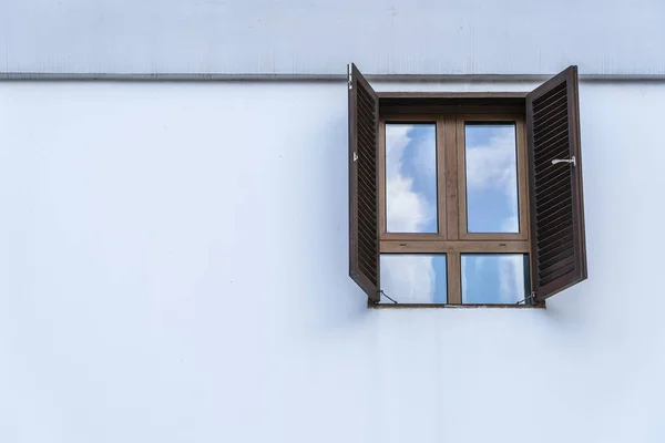 Okno Dřevěnou Okenicí Bílé Štukové Stěně Kopírovacím Prostorem Ostrov Zanzibar — Stock fotografie