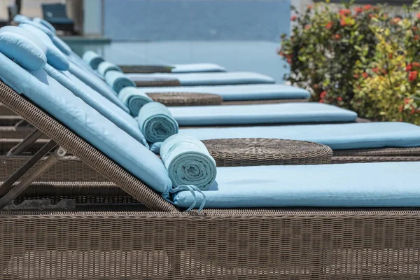 Primer Plano Toallas Sillones Cerca Una Piscina Lujo Balneario Tropical — Foto de Stock