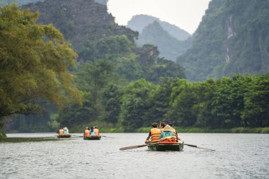Ninh Binh, Vietnam - Mart 1006, 2020 Trang An Hang Mua, Vietnam 'daki Ngo Dong nehrinde tekne gezisi. Hanoi yakınlarında Kuzey Vietnam 'ın güzel doğası