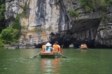 Ninh Binh, Vietnam - Mart 1006, 2020 Trang An Hang Mua, Vietnam 'daki Ngo Dong nehrinde tekne gezisi. Hanoi yakınlarında Kuzey Vietnam 'ın güzel doğası