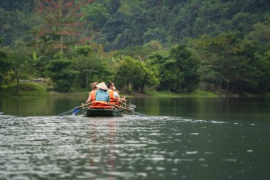 Ninh Binh, Vietnam - Mart 1006, 2020 Trang An Hang Mua, Vietnam 'daki Ngo Dong nehrinde tekne gezisi. Hanoi yakınlarında Kuzey Vietnam 'ın güzel doğası