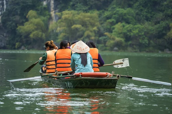 Ninh Binh 2020年3月10日至6日 在越南川安坑口的Ngo Dong河 Ngo Dong River 上的游船之旅 河内附近北越美丽的自然景色 — 图库照片