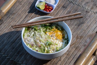 Pirinç eriştesi çorbası ve lezzetli malzemeler. Geleneksel Vietnam çorbası.