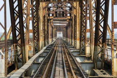 Hanoi, Vietnam 'da yaya geçidi olan kadim tren köprüsü Long Bien demiryolu.