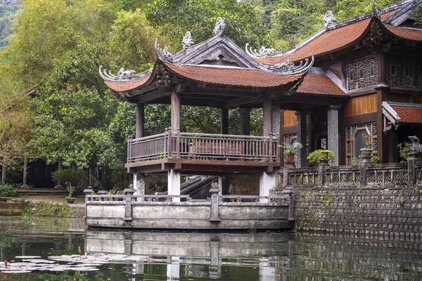 Bela Vista Templo Trang Perto Água Rio Ninh Binh Vietnã — Fotografia de Stock